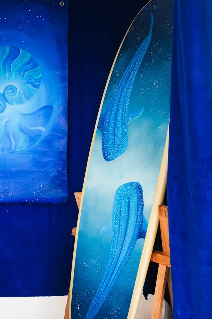 Public découvrant l'univers artistique de Mer Veilleuse sur un salon à La Réunion